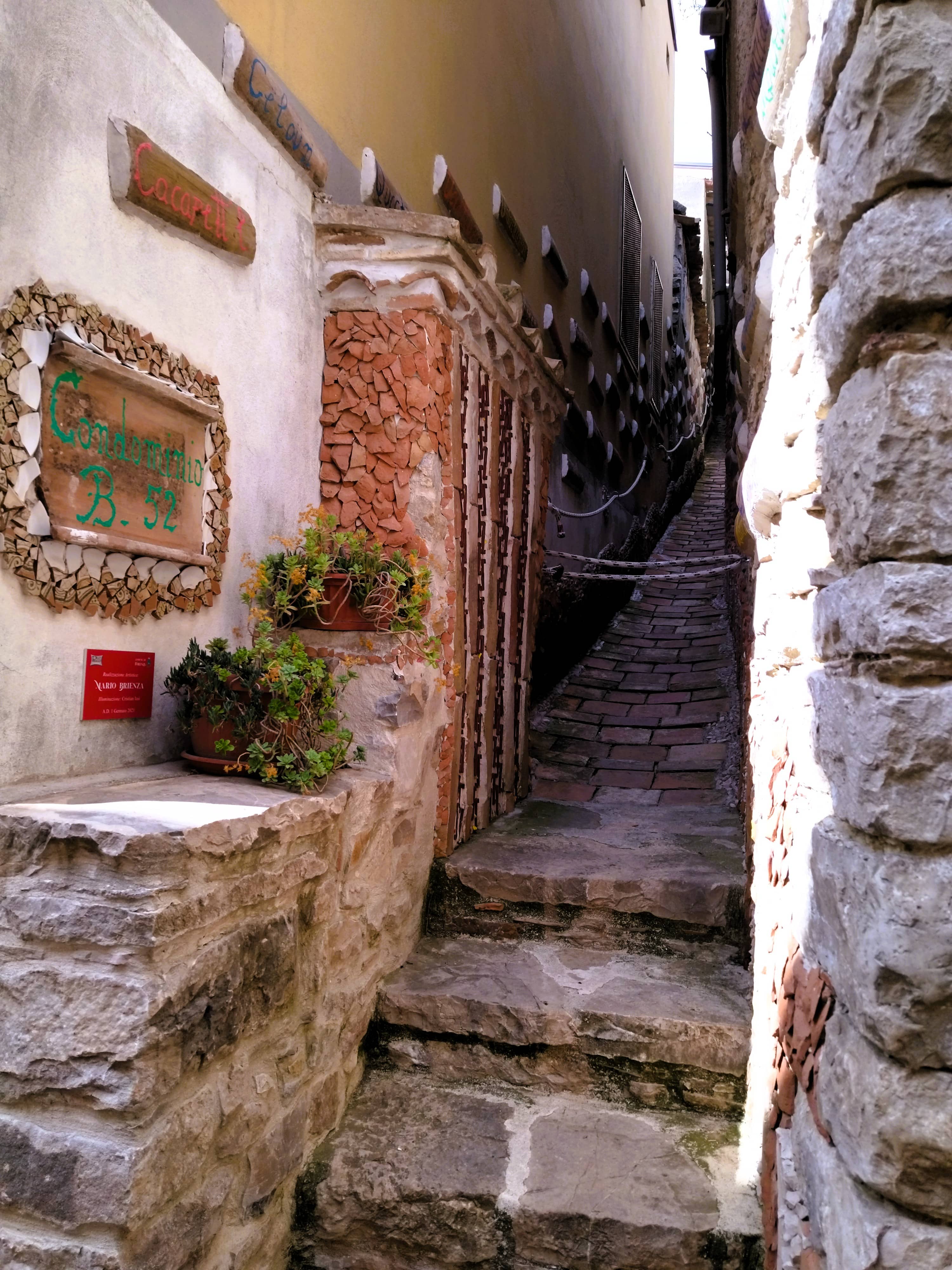 Gasse mit Mosaiken aus Scherben von Geschirr, Forenza, Basilikata, Süditalien
