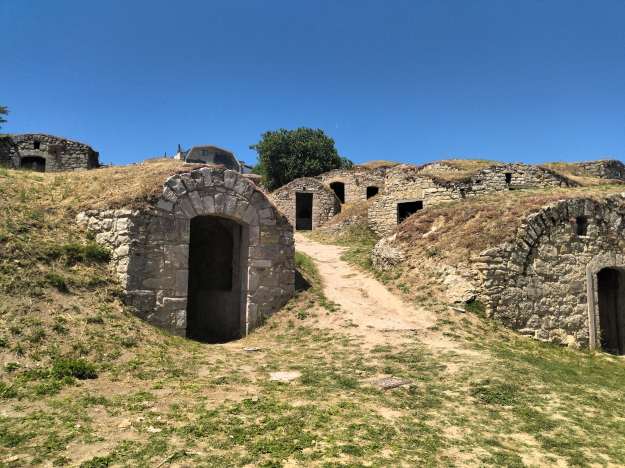 Hügel mit elf Hobbit-Häusern, Palmenti, Pietragalla, Basilikata, Süditalien