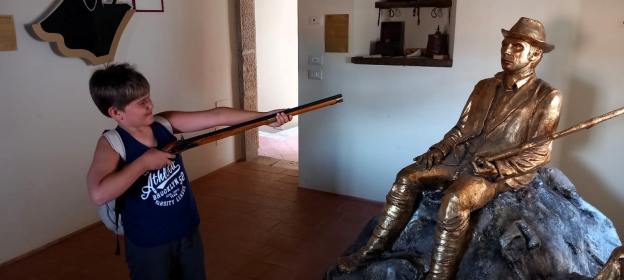 Junge probiert eine Gewehrnachbildung, Museum der Briganten, Museo di Brigantaggio von Rionero in Vulture, Basilikata, Süditalien