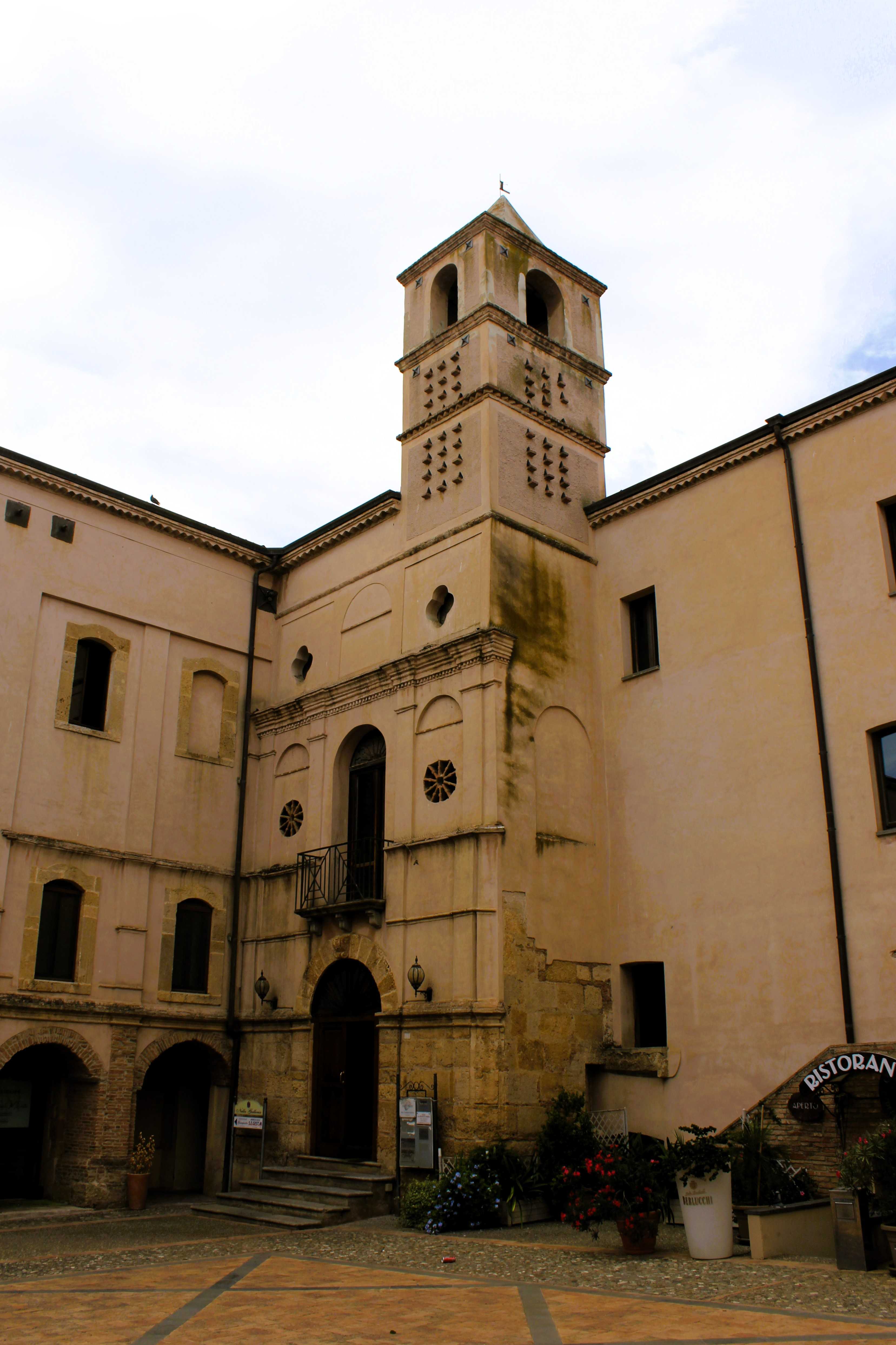 Blick auf den Glockenturm des Castello di Policoro in Basilikata.
