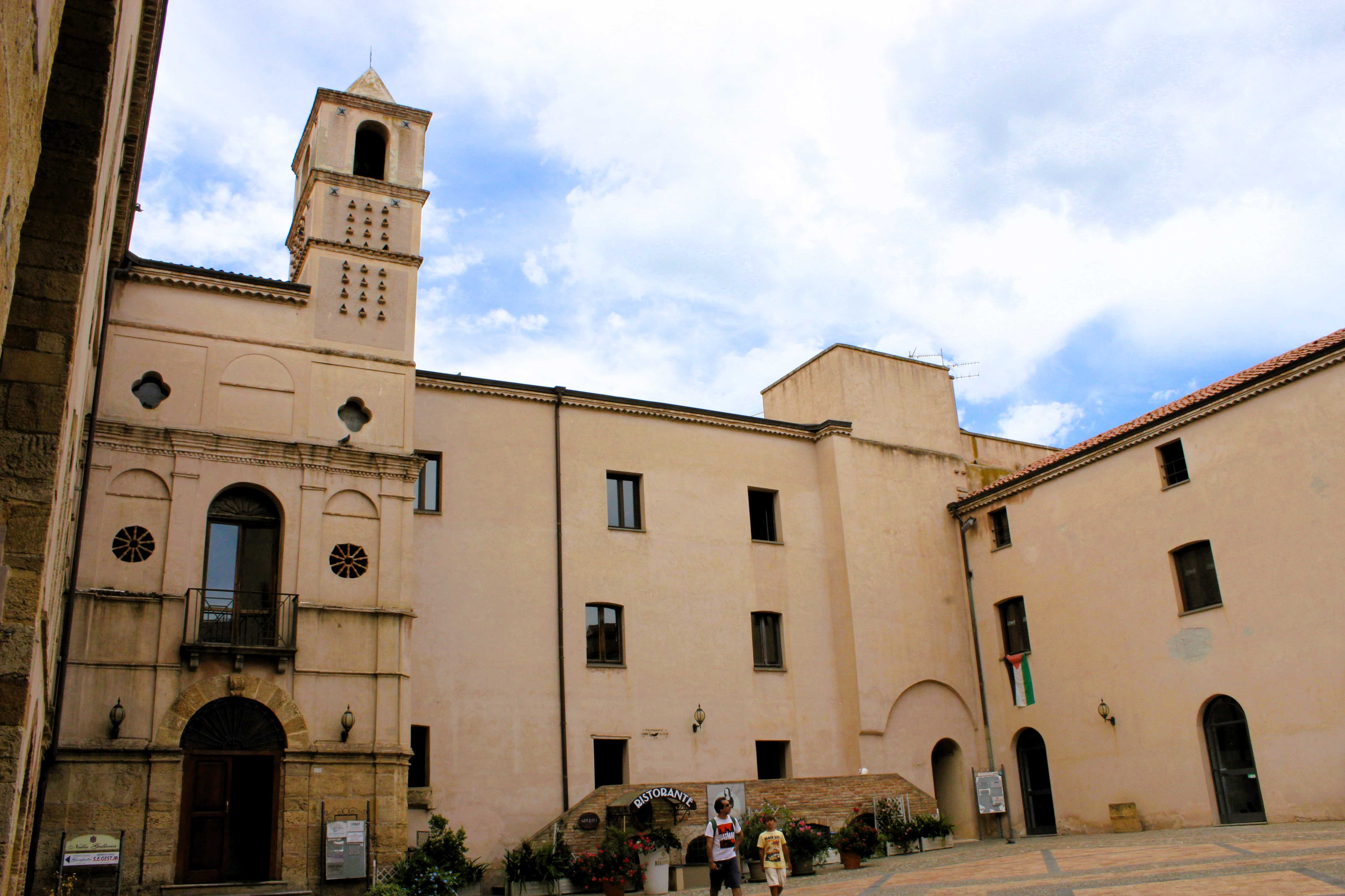 Die restaurierte Fassade des gepflasterten Innehofs des Castello di Policoro in Basilikata stammt aus dem 19. Jahrhundert.