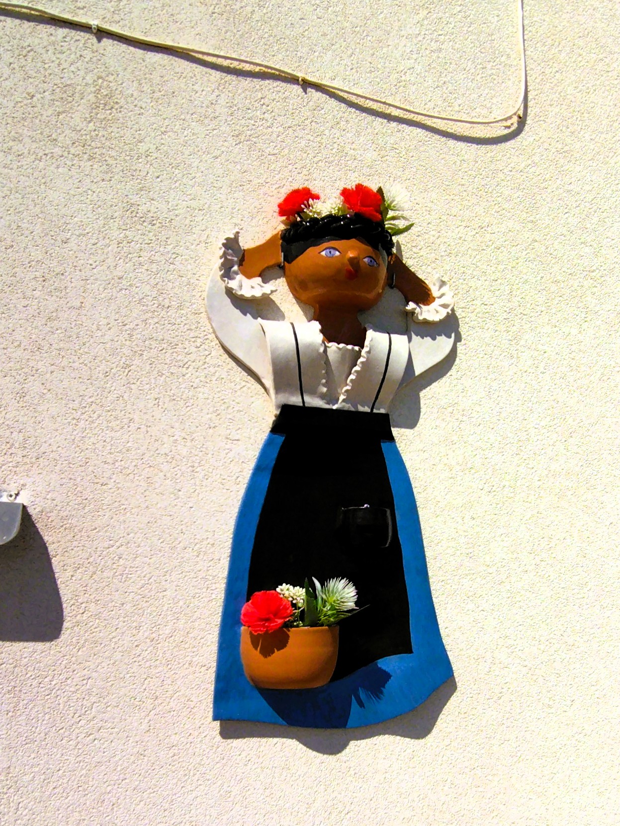 Pacchiana mit blauem Rock und schwarzer Schürze. Die traditionelle Kleidung einer Frau aus Pisticci aus Keramik, Anna Maria Pagliei, Pisticci, Basilikata