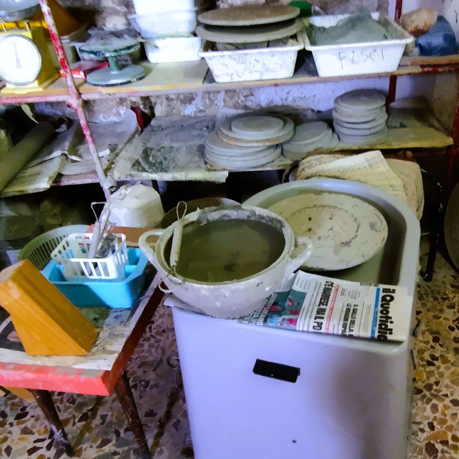 Arbeitsplatz mit Töpferscheibe in der Keramikwerkstatt der Künstlerin Annamaria Pagliei in Pisticci Basilikata.