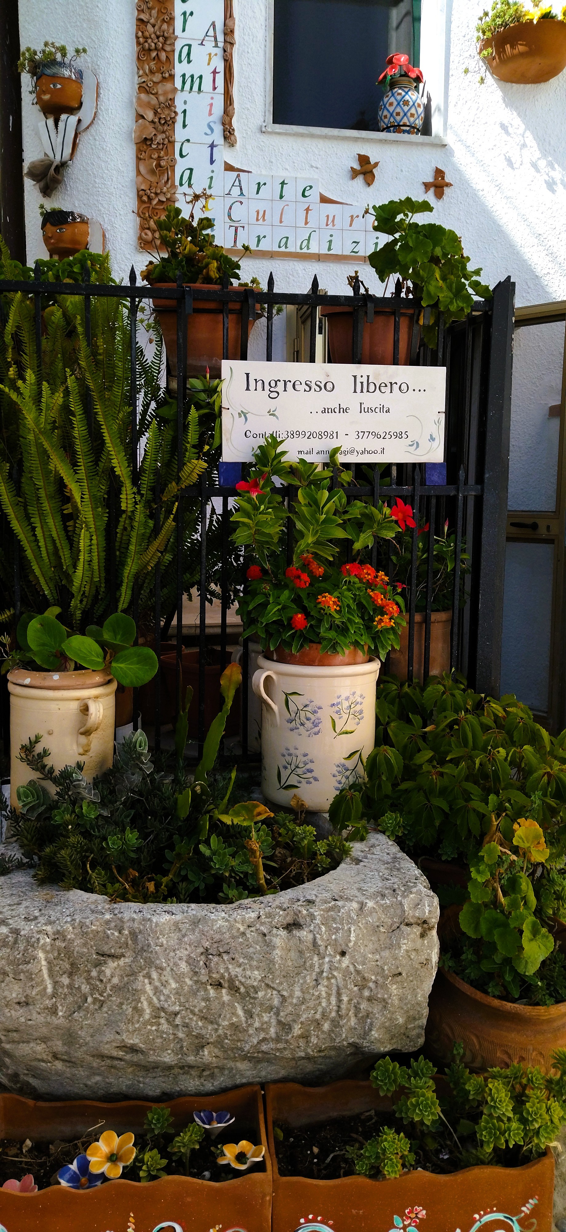 Der mit Tontöpfen und Pflanzen einladend gestaltete Eingang zur Keramikwerkstatt der Künstlerin Annamaria Pagliei in Pisticci Basilikata.
