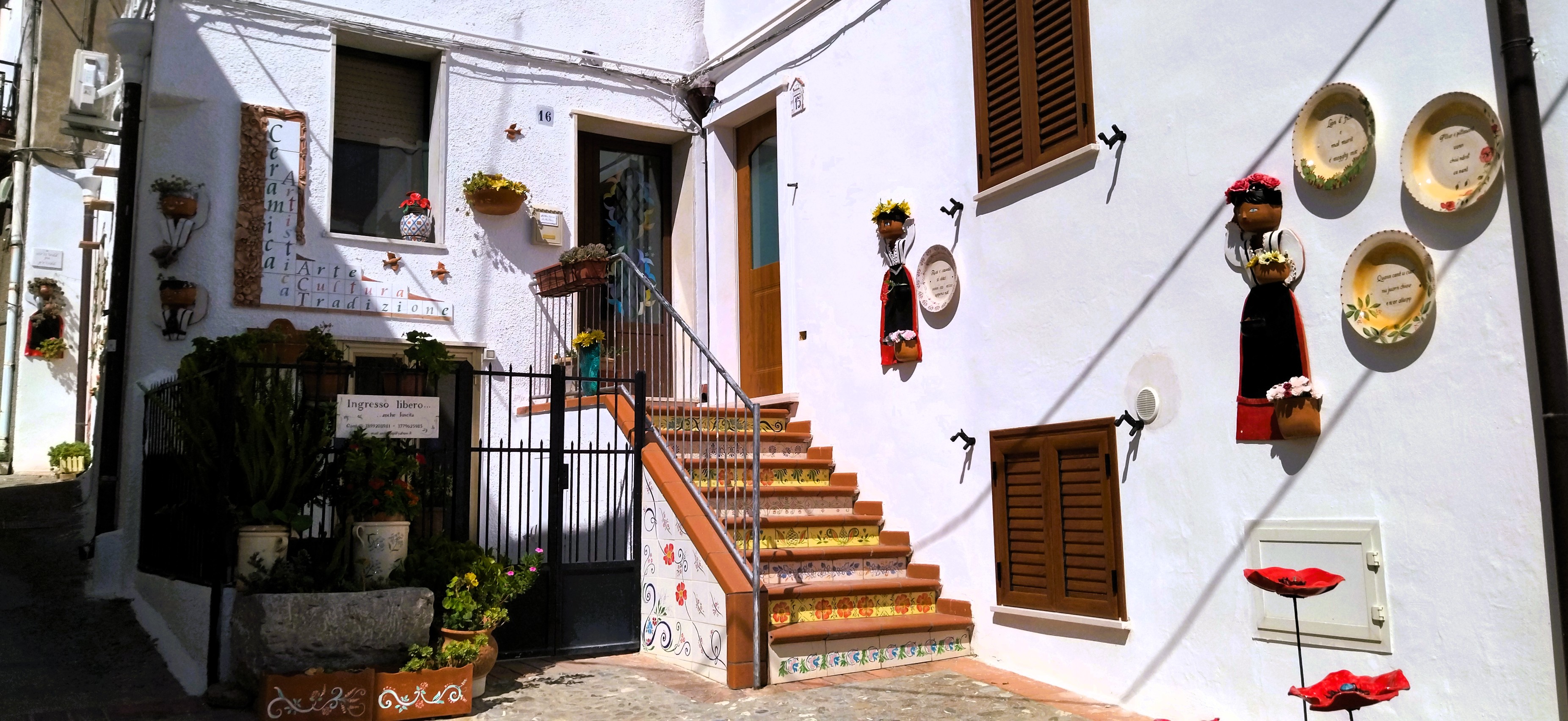 Das mit Keramikfiguren, Tellern und Tontöpfen einladend gestaltet Haus mit Keramikwerkstatt der Künstlerin Annamaria Pagliei in Pisticci Basilikata.