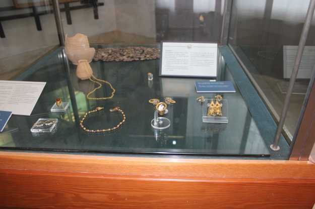Goldener Schmuck aus Grabstellen in Siris und Herakleia in einer Vitrine im Archäologischen Nationalmuseum Siritide in Policoro, Basilikata.