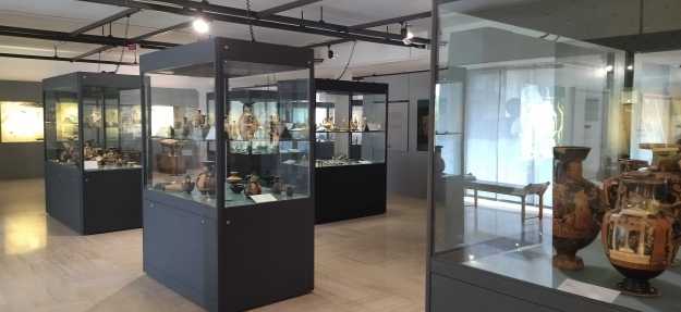 Ein Saal mit Vitrinen, in denen antike Vasen aus hellenistischer Zeit ausgestellt sind im Archäologischen Nationalmuseum Siritide in Policoro, Basilikata