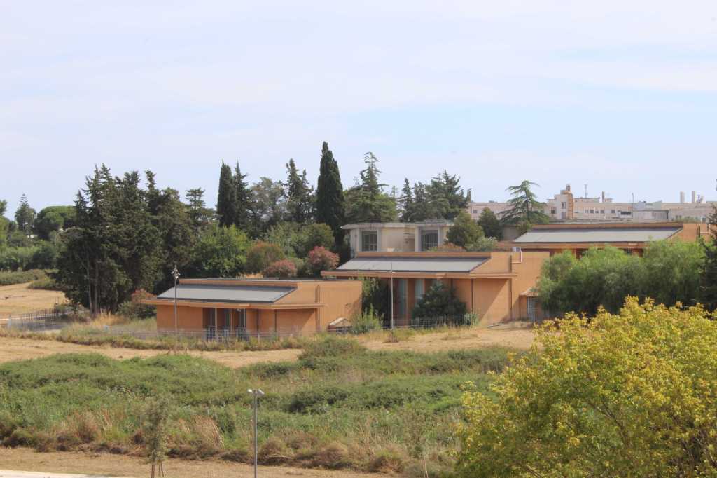 Das Archäologische Nationalmuseum Siritide in Policoro, Basilikata, duckt sich in eine Senke mit niedrigem Bewuchs in der Periferie.