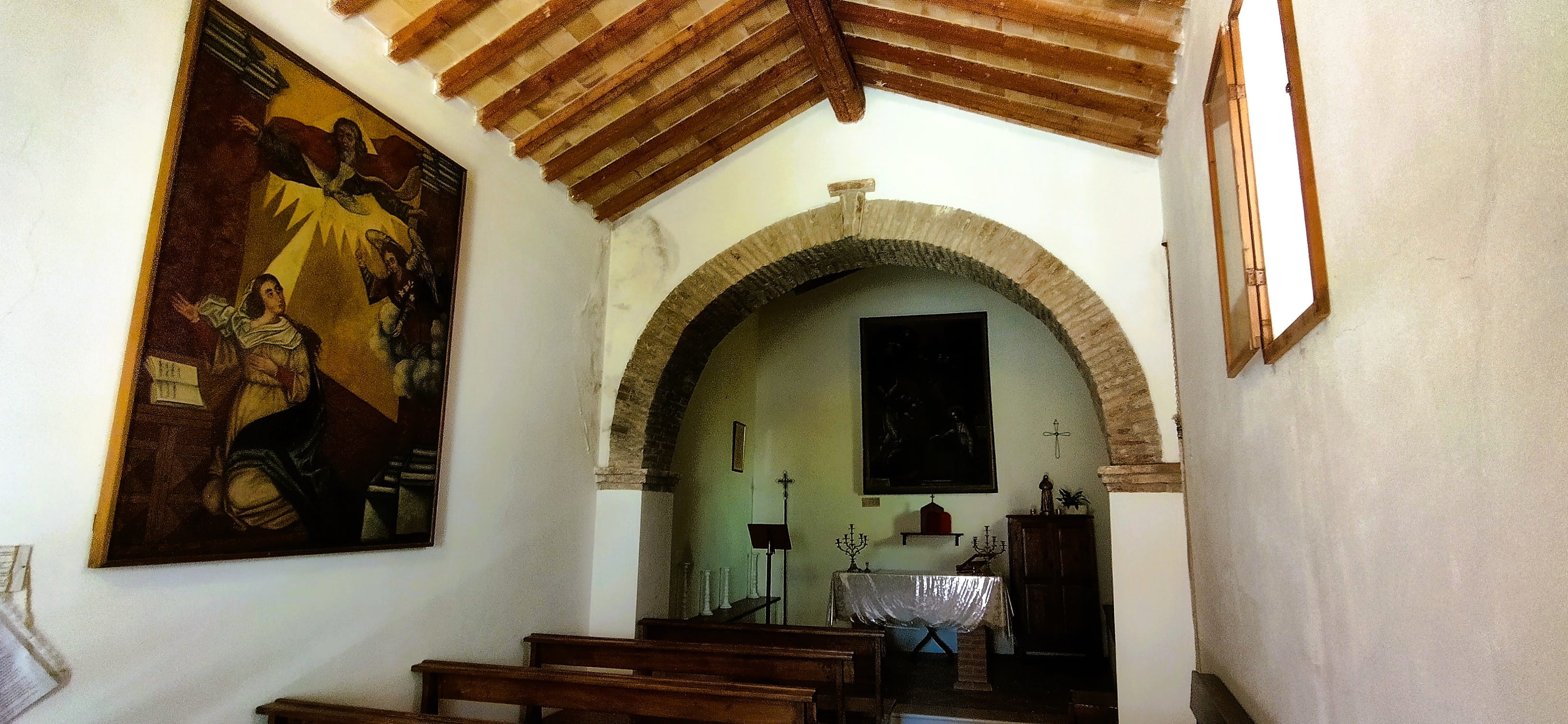 Der Innenraum der einschiffigen Kirche "Chiesa dell'Annunziata" ist schlicht und mit einer Holzdecke ausgestattet. An der linken Wand hängt ein Gemälde, das die Bibelszene der Verkündigung illustriert.
