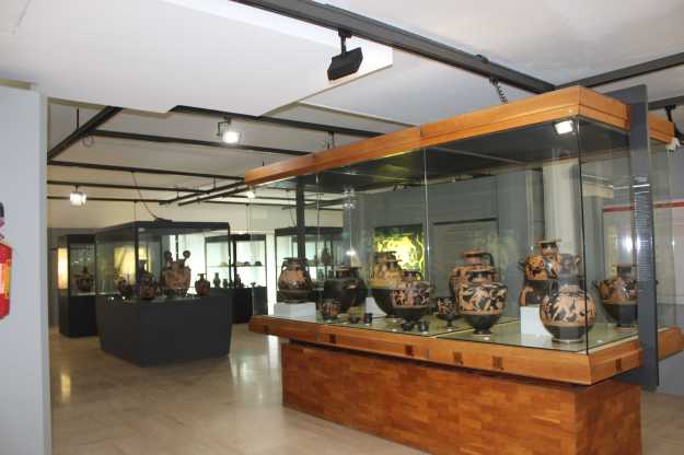 Saal mit einer Sammlung von hellenistischen Vasen bemalt mit Szenen aus der griechischen Mythologie im Archäologischen Nationalmuseum Siritide in Policoro, Basilikata