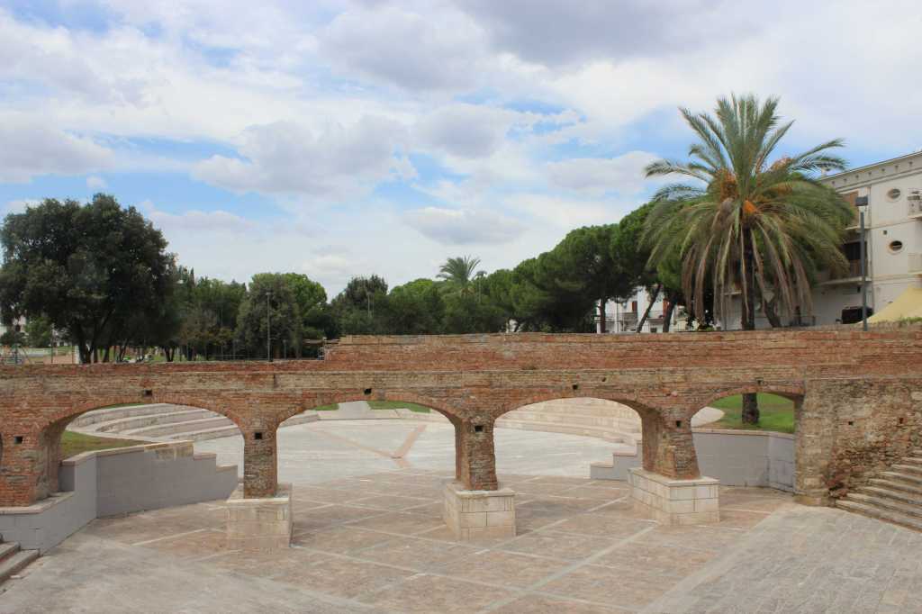 Im Schlossgarten von Policoro, Basilikata, steht eine Brücke aus Backsteinen und Sitzreihen sind angedeutet, wie in einem Amphietheater.