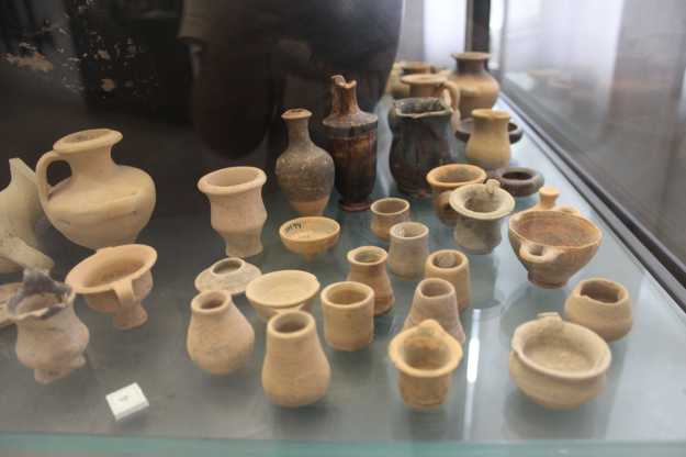 Sammlung antiker Tongefäße mit zeitlosen Formen in einer Vitrine im Archäologischen Nationalmuseum Siritide in Policoro