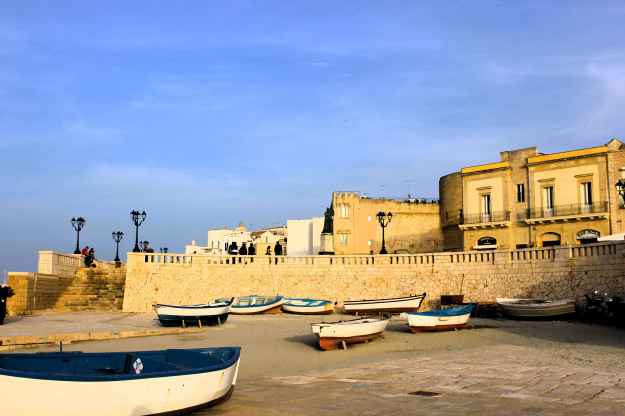 Traditionelle Fischerboote auf der Küste mit Blick auf die Altstadt von Otranto