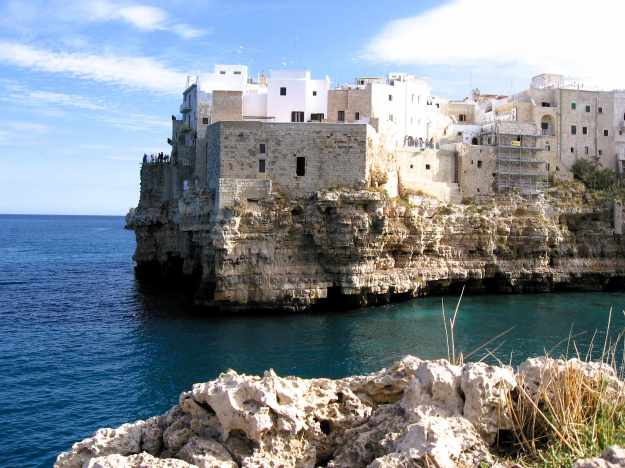 Die Altstadt von Polignano a Mare schiebt sich auf einer schroffen Sandsteinklippe ins Meer hinaus.