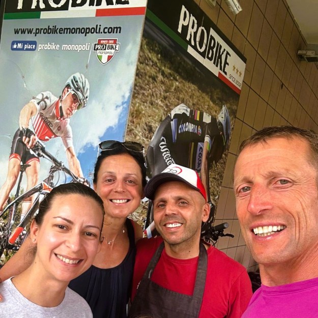 Radsportweltmeister Maurizio Fondriest und seine Ehefrau im Laden Probike von Isabella La Tegola und Cosimo Odorino in Monopoli, Apulien.