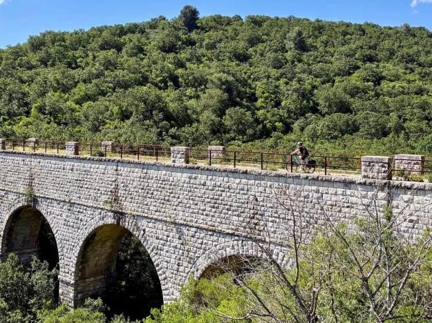 Eine Brücke des Ciclovia dell’Acquedotto Pugliese in der Nähe von Cisternino