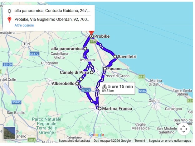 Eine Karte zeigt eine anspruchsvollere Fahrradtour durch das hügelige Valle d'Itria mit Alberobello und Martina Franca als Höhepunkte.